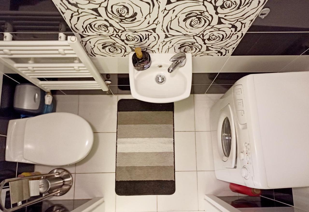 Iris Apartment *